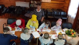 Конкурс рисунков ко Дню Матери «Цветок и женщина похожи»