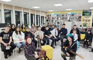 Верхнеиткуловская модельная библиотека собрала молодежь на музыкальный вечер