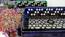 «Растяни меха, баян»