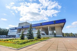 Кинотеатры в России откроются в июле, театры и концертные залы начнут работать только осенью