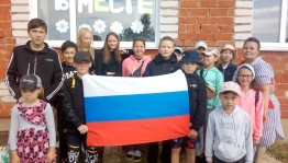 Конкурс рисунков на асфальте «Три цвета красками сияют - в стране день флага отмечают»