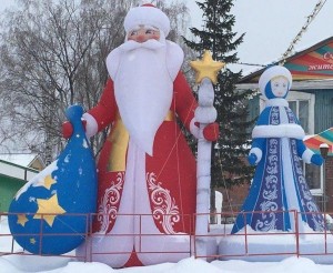 Лепим Деда Мороза и Снегурочку из снега