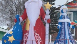 Лепим Деда Мороза и Снегурочку из снега