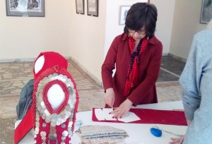 В выставочном зале «Ижад» прошёл мастер-класс по изготовлению женского головного убора «Кашмау»