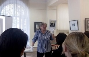 В выставочном зале «Ижад» состоялась творческая встреча с искусствоведом Ириной Оськиной