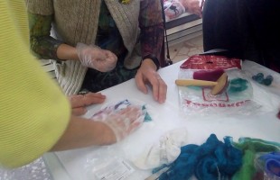 В выставочном зале «Ижад» прошёл мастер-класс  «Брошь в технике мокрого валяния»