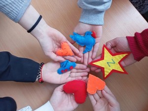 Патриотическая акция «Из детских рук – частичку теплоты!» (В преддверии Дня народного единства участники творческих объединений изготовят поздравительные открытки для участников специальной военной операции)