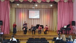 «Обучение игре на расписных деревянных ложках»