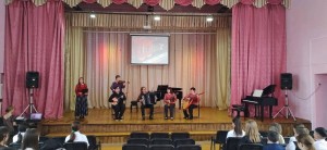 «Обучение игре на расписных деревянных ложках»
