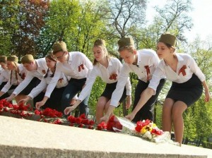 Акция возложение цветов к памятнику 9 мая.