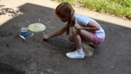 Развлекательно-игровая программа «Рисуем мир, рисуем детство»