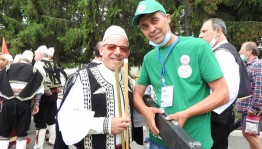 Кураист подарил свой курай музыканту из Албании