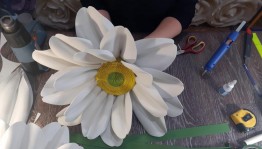 Мастер-класс «Объемная ромашка из изолона»