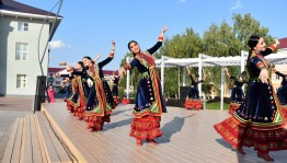 Фольклорный ансамбль песни и танца «Мирас» выступил на День Республики Татарстан