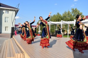 Фольклорный ансамбль песни и танца «Мирас» выступил на День Республики Татарстан