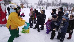 Игровая программа «Снежные разборки у новогодней елки»