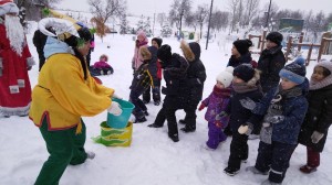 Игровая программа «Снежные разборки у новогодней елки»
