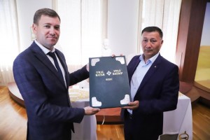 «Урал батыр» эпосының факсимиль күсермәһе Евразия күсмә цивилизациялар музейына тапшырылды