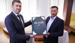 «Урал батыр» эпосының факсимиль күсермәһе Евразия күсмә цивилизациялар музейына тапшырылды