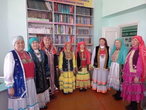 Книжная выставка «Национальный костюм-сокровище народа».