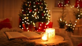 Литературный флешмоб «Фото с книгой на фоне елки»