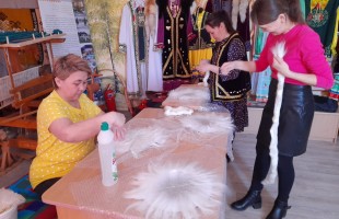 Многодетные матери Баймакского района научились валять тюбетейки