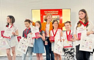 Марина Москвина вручила медали отличникам Тотального диктанта в Уфе