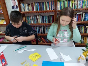 Книжная выставка-праздник «Новогодние этюды».