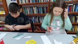Книжная выставка-праздник «Новогодние этюды».