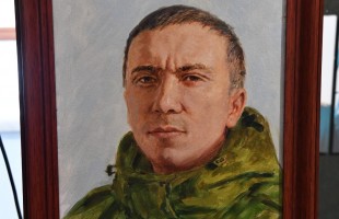Юрий Сивачев подарил портреты сослуживцев по СВО Национальному музею Башкортостана