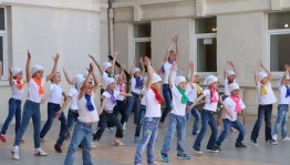 Танцевальный флешмоб «Нескучные каникулы»