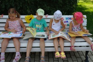 Акция «На скамейке с книжкой»