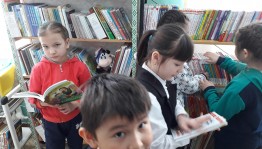 Книжная выставка «Учись! Узнавай! Удивляйся!»