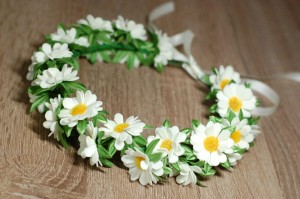 Развлекательная программа «Собираем цветочки и плетем веночки».
