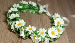 Развлекательная программа «Собираем цветочки и плетем веночки».