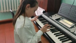 Цикл уроков <<Игра на синтезаторе для начинающих>>