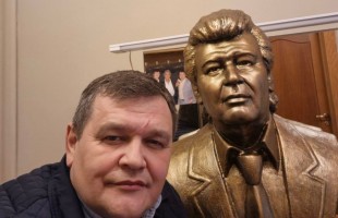 Ко Дню Артиста в Башдраме установили бюст Фидана Гафарова