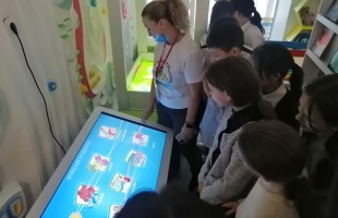 В детском зале Наумовской модельной библиотеки Стерлитамакского района РБ установлена интерактивная панель