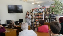Рекомендательная беседа у книжной полки «Библиотекарь предлагает»