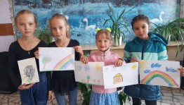 За круглым столом-рисуем и поем!