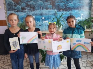 За круглым столом-рисуем и поем!