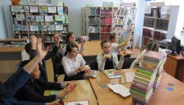 Литературный час «Нам голос Анны вновь звучит…»
