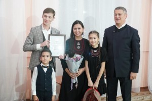 Радий Хабиров вручил государственные награды деятелям культуры и искусства
