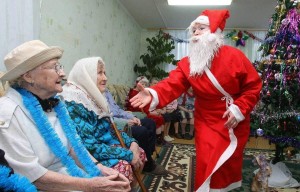 Праздник с пожилыми людьми «Новый год к нам стучится»