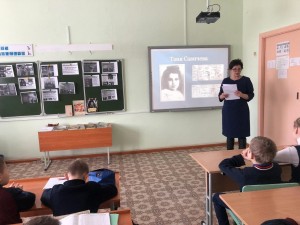 «Живи бессмертный город» к Дню полного снятия блокады Ленинграда 1944г книжная выставка