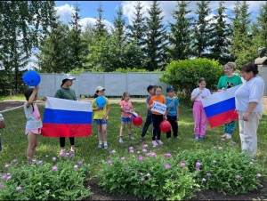 Конкурс детских рисунков на асфальте «Я живу в стране Россия!»