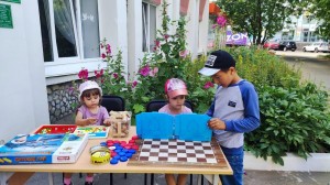 Летний читальный дворик «Выходи читать во двор»