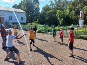 Конкурсно-игровая программа «Вместе весело шагать...»