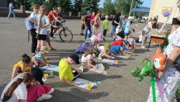 Конкурс рисунков на асфальте «Моя семья»
