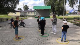 Игровая программа «Весело играют дети и родители»